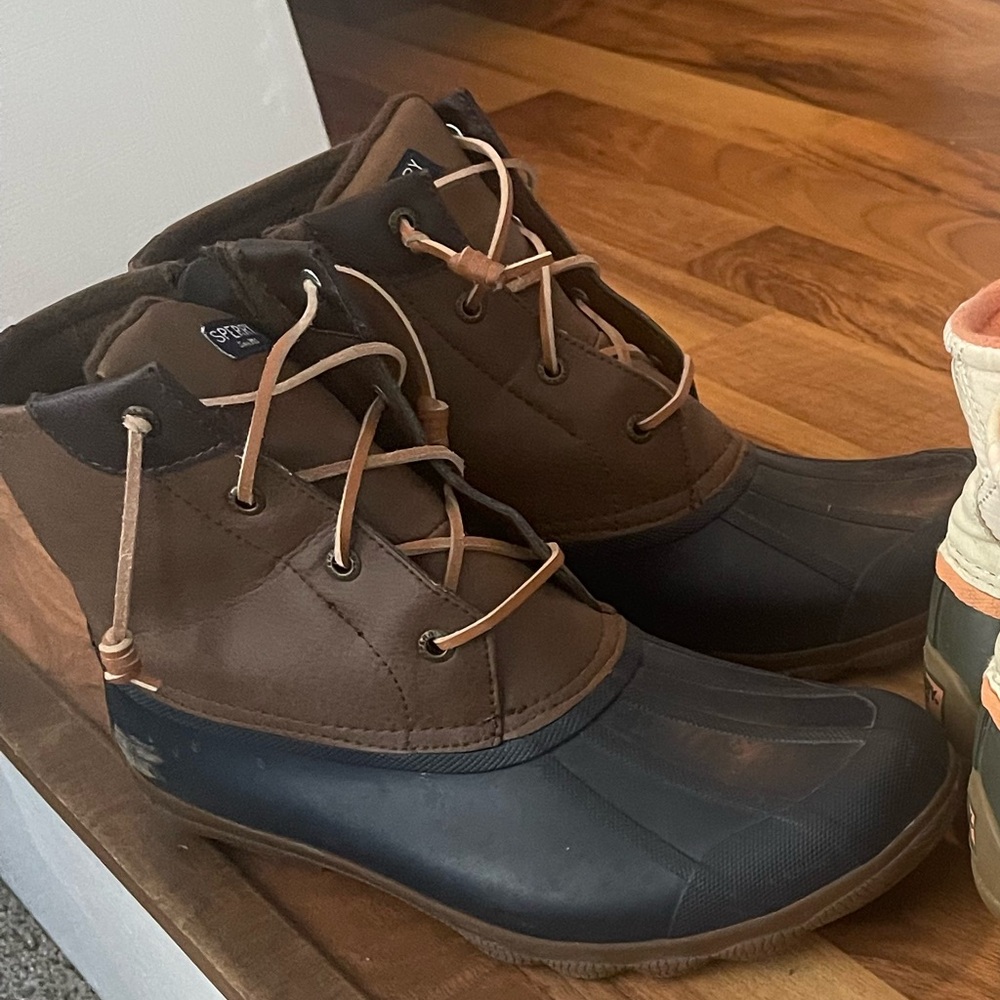 Women’s size 10 Sperry duck boots.
